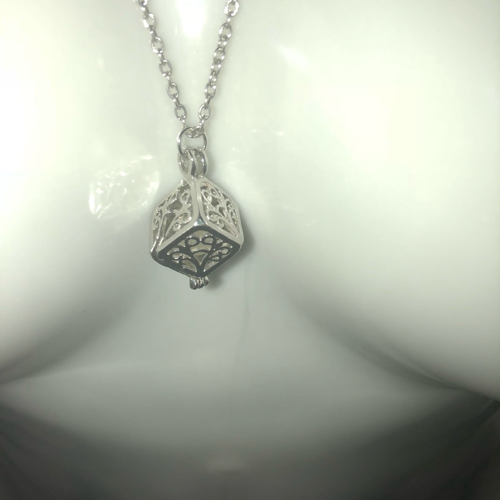 Square pendant necklace